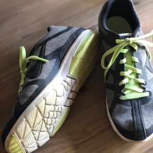 Women’s Nike Tennis Shoes  Size 8